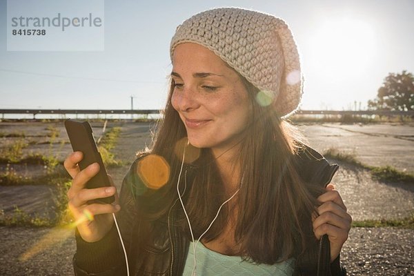 Junge Frau mit Kopfhörern beim Musikhören