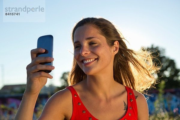 Junge Frau beim Selbstporträt auf dem Handy