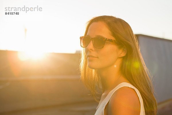 Porträt einer jungen Frau mit Sonnenbrille