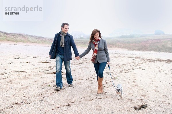 Paar Spaziergänge mit Hund am Strand  Thurlestone  Devon  UK