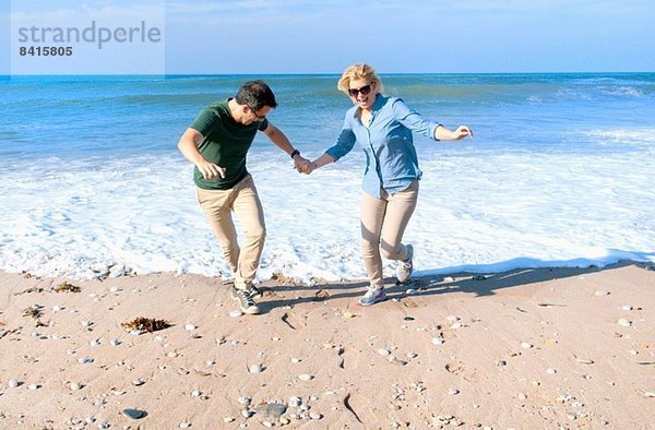 Mittleres erwachsenes Paar am Strand  Thurlestone  Devon  UK