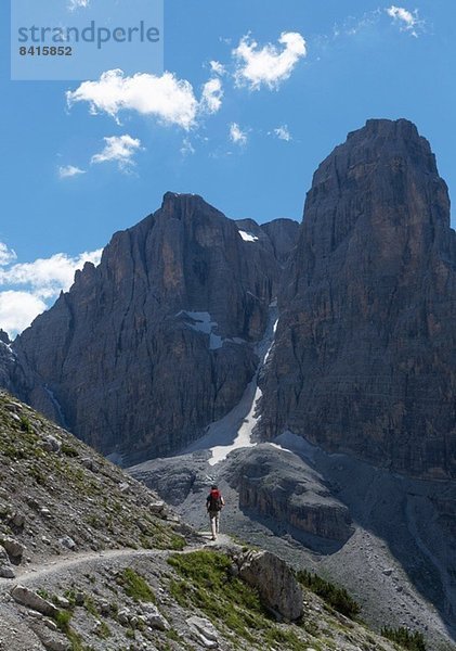 Bergsteiger nähert sich felsigem Gipfel  Brenta-Dolomiten  Italien