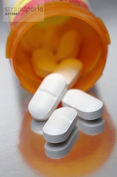 Antibiotika-Pillen  die 875 mg Amoxicillin und 125 mg Clavulanat-Kalium enthalten.