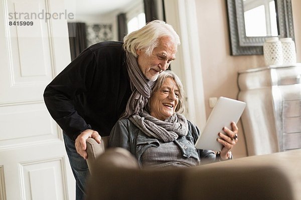 Seniorenpaar mit digitalem Tablett