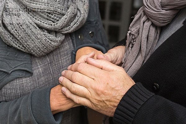 Seniorenpaar hält Händchen  Nahaufnahme