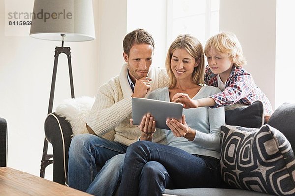 Eltern und Sohn mit digitalem Tablett