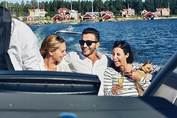 Junge Erwachsene auf dem Boot  Gavle  Schweden
