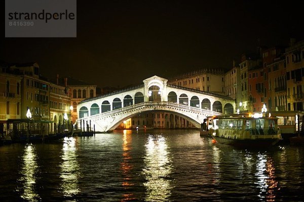 Nachtansicht der Rialtobrücke und des Canal Grande  Venedig  Italien