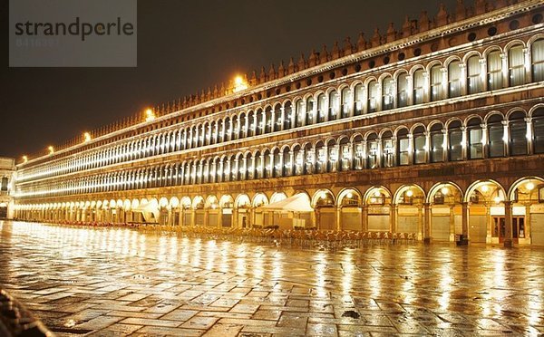 Nachtansicht des Markusplatzes  Venedig  Italien