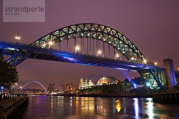 Blick auf Tyne Brücke in der Nacht  Newcastle upon Tyne  Großbritannien