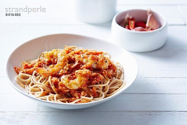 Stillleben von Spaghetti mit asiatischen Garnelen