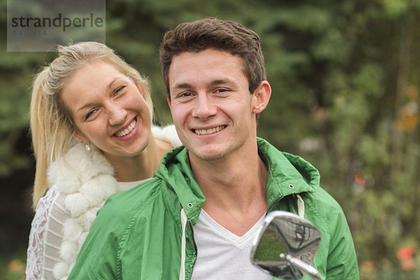 Porträt eines jungen Paares auf der Vespa sitzend