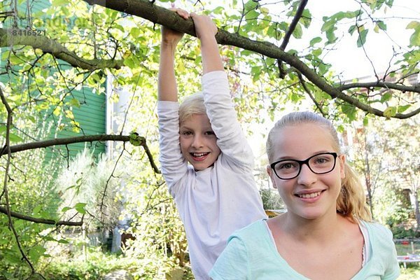 Portrait von Schwester und Bruder im Garten