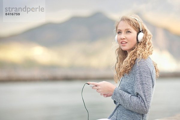 Frau hört Musik  Hout Bay  Kapstadt  Südafrika