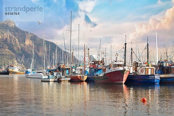 Malerischer Blick auf Boote  Hout Bay  Kapstadt  Südafrika