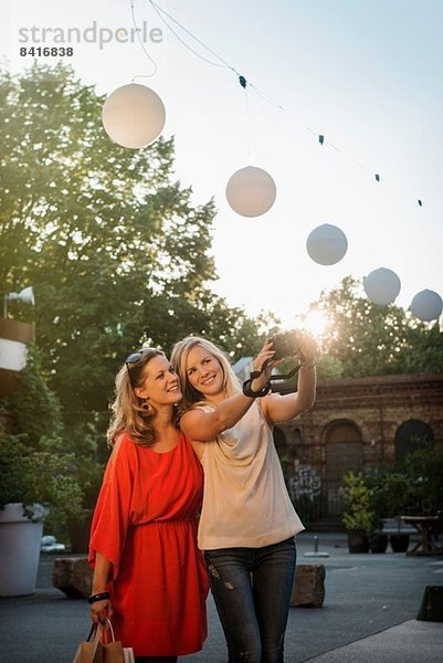 Zwei Frauen beim Selbstporträt  Berlin  Deutschland