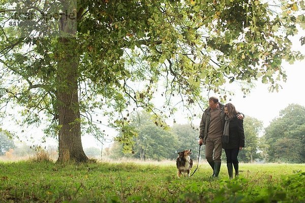 Seniorenpaar Wanderhund  Norfolk  UK