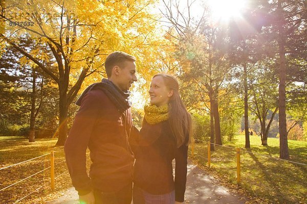 Junges romantisches Paar im Herbstpark  Wien  Österreich