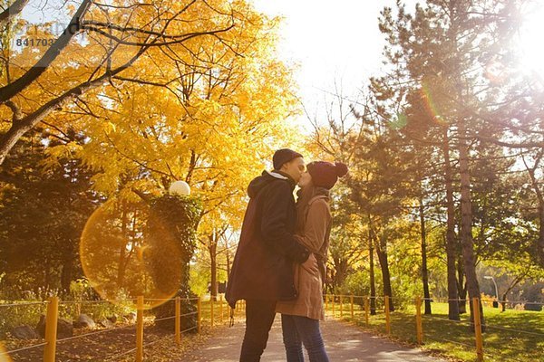 Junges Paar beim Küssen im Herbstpark  Wien  Österreich