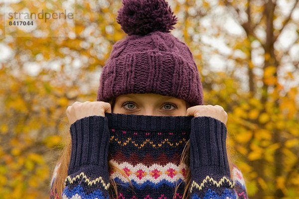 Nahaufnahme Porträt einer jungen Frau im Park mit verstecktem Gesicht