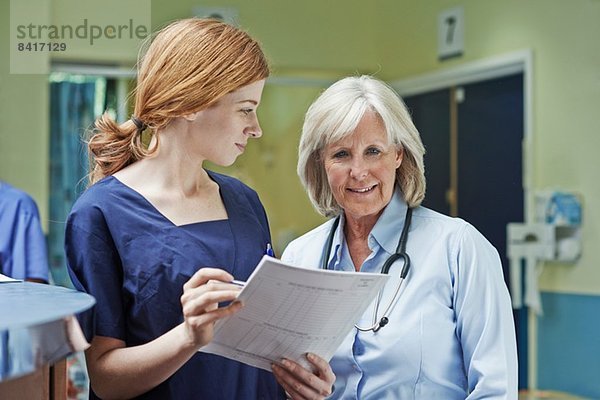 Zwei Ärztinnen prüfen die Krankenakte