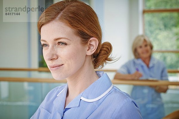 Zwei Krankenschwestern auf dem Atrium-Balkon des Krankenhauses