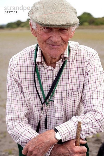 Porträt eines älteren Mannes mit flacher Mütze