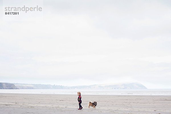Junge mit Hund am Strand