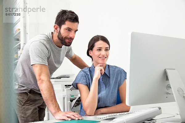 Zwei Kollegen am Computer