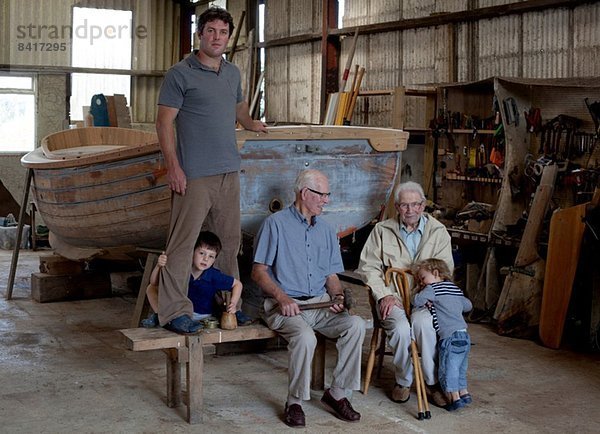 Gruppenportrait von vier Generationen männlicher Bootsbauer