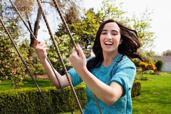 Porträt einer jungen Frau mit Gartenschaukel