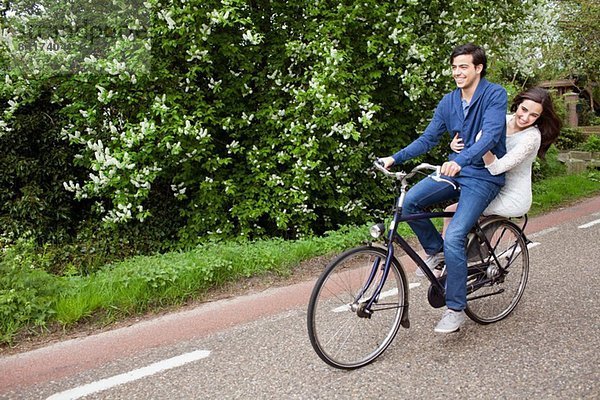 Junges Paar genießt Radfahren