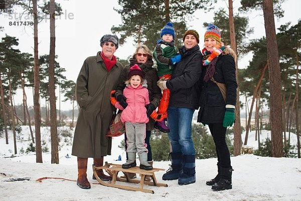 Familienporträt von drei Generationen in der Winterlandschaft