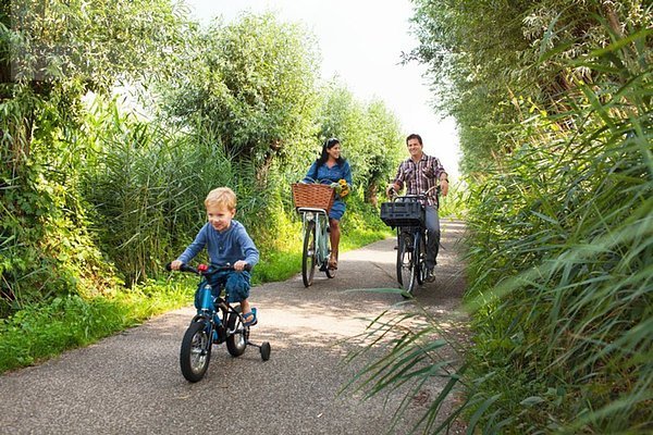 Familienradfahren auf dem Landweg