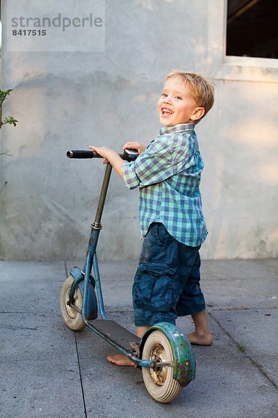 Junge mit Roller