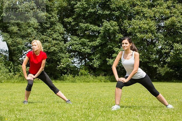 Frauen beim Aufwärmen für Bewegung im Park