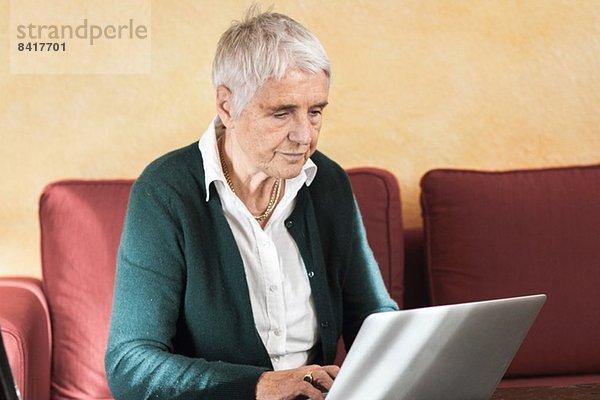 Senior Frau mit Laptop-Computer
