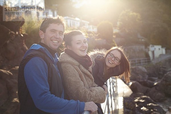 Freunde auf Tagesausflug in Devon  UK in Winterkleidung