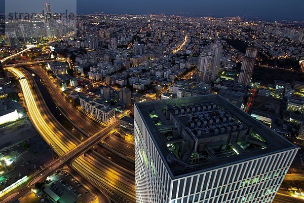 Luftaufnahme von Tel Aviv  Israel mit Blick nach Norden. Azrieli-Turm im Vordergrund