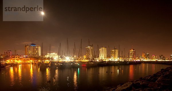 Israel  Tel Aviv Skyline und Yachthafen bei Nacht von Westen gesehen