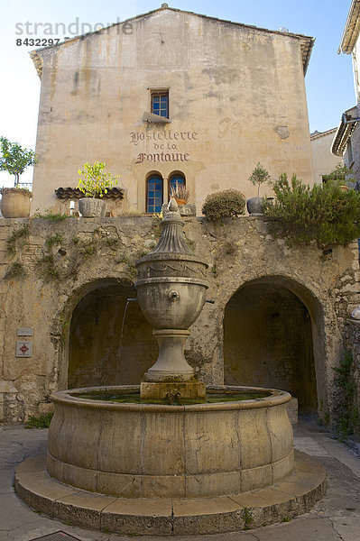 Außenaufnahme  Frankreich  Europa  Tag  Ziehbrunnen  Brunnen  Altstadt  Cote d Azur
