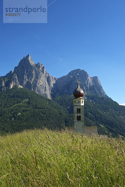 Glockenturm  Außenaufnahme  Landschaftlich schön  landschaftlich reizvoll  Europa  Berg  Tag  Gebäude  Architektur  Natur  Kirche  Kirchturm  Dolomiten  Trentino Südtirol  Belfried  Italien  Berglandschaft