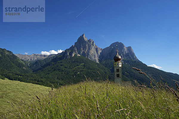 Glockenturm  Außenaufnahme  Landschaftlich schön  landschaftlich reizvoll  Europa  Berg  Tag  Gebäude  Architektur  Natur  Kirche  Kirchturm  Dolomiten  Trentino Südtirol  Belfried  Italien  Berglandschaft
