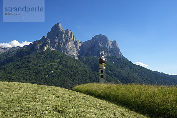 Glockenturm  Außenaufnahme  Landschaftlich schön  landschaftlich reizvoll  Europa  Berg  Tag  Gebäude  Architektur  Natur  Kirche  Kirchturm  Dolomiten  Trentino Südtirol  Belfried  Italien  Berglandschaft