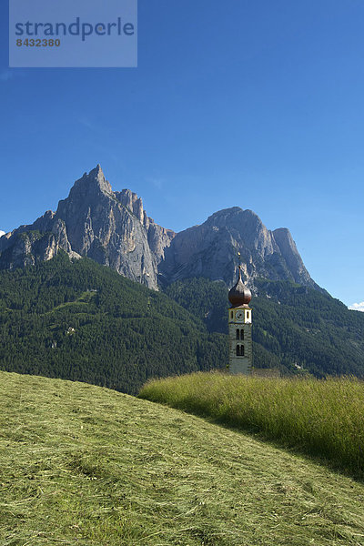 Glockenturm  Außenaufnahme  Landschaftlich schön  landschaftlich reizvoll  Europa  Berg  Tag  Gebäude  Architektur  Natur  Kirche  Kirchturm  Dolomiten  Trentino Südtirol  Belfried  Italien  Berglandschaft