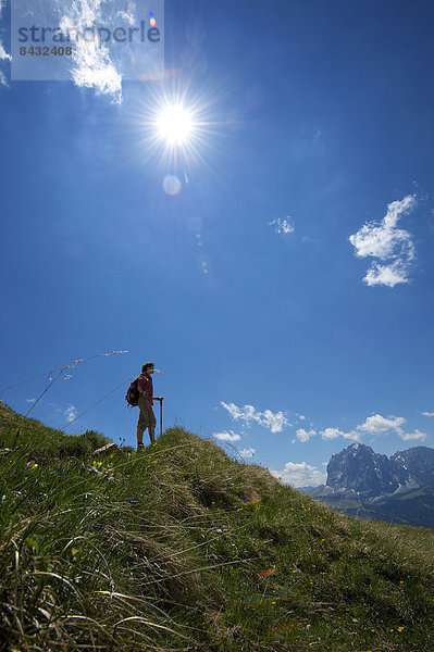 Außenaufnahme  Landschaftlich schön  landschaftlich reizvoll  Freizeit  Europa  Frau  Berg  Sport  Tag  Aktivitäten  gehen  Mensch  Aktion  Natur  Touristin  Hobby  wandern  Dolomiten  Trentino Südtirol  Italien  Berglandschaft  Grödnertal