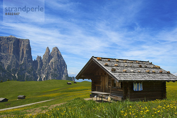 Außenaufnahme  Landschaftlich schön  landschaftlich reizvoll  Hütte  Europa  Berg  Tag  Natur  Dolomiten  Trentino Südtirol  Italien  Berglandschaft