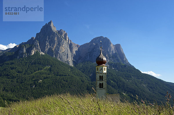 Außenaufnahme  Landschaftlich schön  landschaftlich reizvoll  Europa  Berg  Tag  Kirche  Kirchturm  Dolomiten  Trentino Südtirol  Italien  Berglandschaft