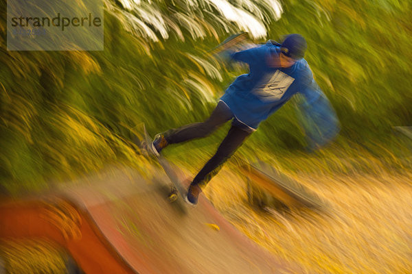 Freizeit  Jugendlicher  Europa  Sport  Aktivitäten  Junge - Person  Kind  üben  Mensch  Aktion  Skateboard  Kunststück  Hobby  jung  Außenaufnahme  Laub  Skateboardanlage  Köln  Deutschland  Nordrhein-Westfalen  alt