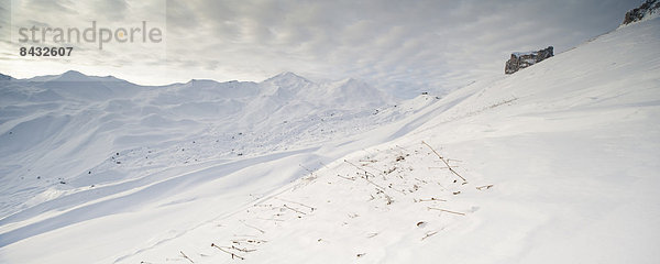 hoch  oben  Kälte  Panorama  Landschaftlich schön  landschaftlich reizvoll  Schneeschuh  Schneedecke  Berg  Winter  Frische  Wolke  Himmel  Landschaft  Hügel  Schnee  Eis  Alpen  Kanton Graubünden  Schweiz